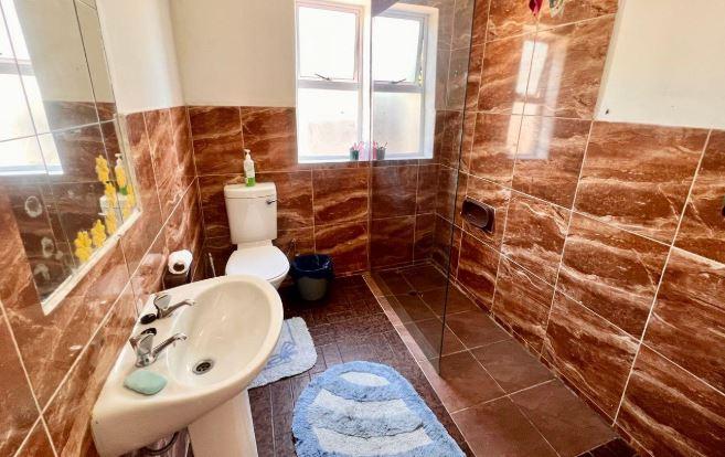 5 Bedroom Property for Sale in Churchill Estate Western Cape